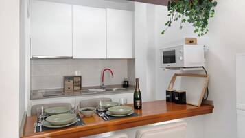 Een koelkast, een magnetron, een oven, een kookplaat