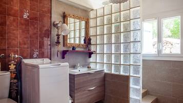 Regadera, secadora de cabello, toallas