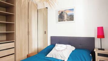 1 habitación, tabla de planchar con plancha, wifi gratis y ropa de cama