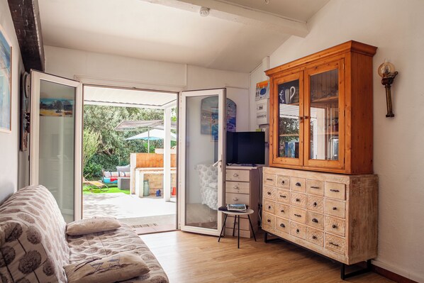 TV, fireplace - Le Cabanon de Valérie: 45 m² Interior, 700 m² Garden, Private Parking (Sanary-sur-Mer)