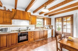 Fridge, microwave, oven, stovetop - Villa 'Rei Petit' with Private Pool, Wi-Fi and Air Conditioning (Pollensa)