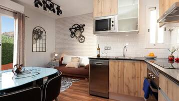 Een koelkast, een magnetron, een oven, een kookplaat