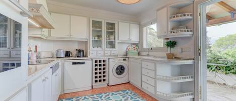 Kylskåp, mikrovågsugn, spishäll och diskmaskin