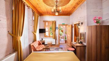 4 bedrooms, premium bedding, down duvets, desk