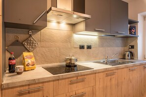 Kühlschrank, Ofen, Herdplatte, Geschirrspüler