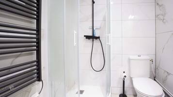 Dusche, Haartrockner, Handtücher
