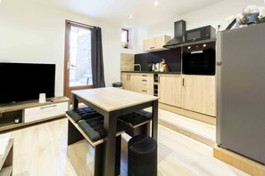 Fridge, microwave, oven, stovetop - Apartment "Saint Antoine En Montagne" with Private Terrace & Wi-Fi (SAINT-JEAN-DE MAURIENNE)