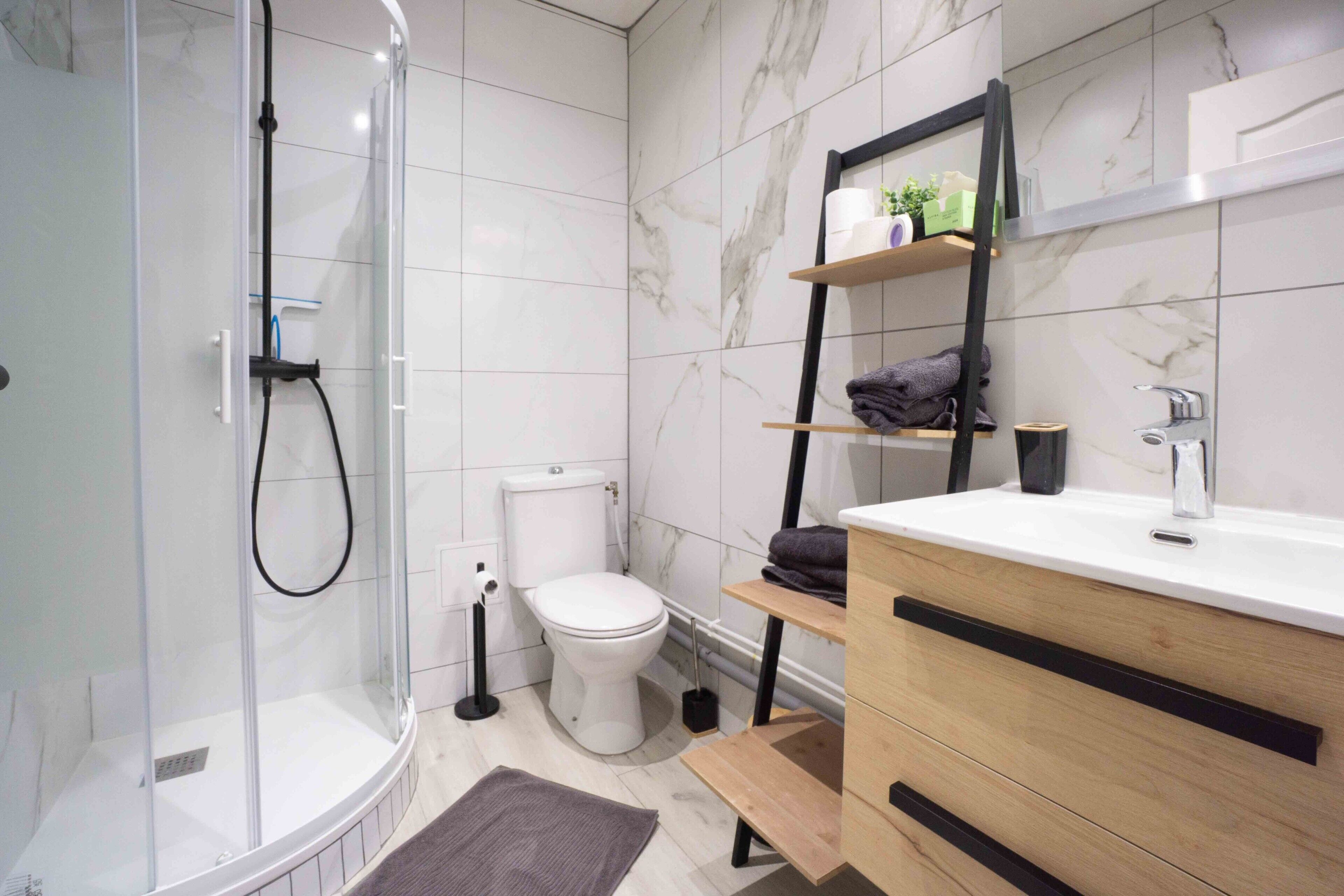 Een douche, een haardroger, handdoeken