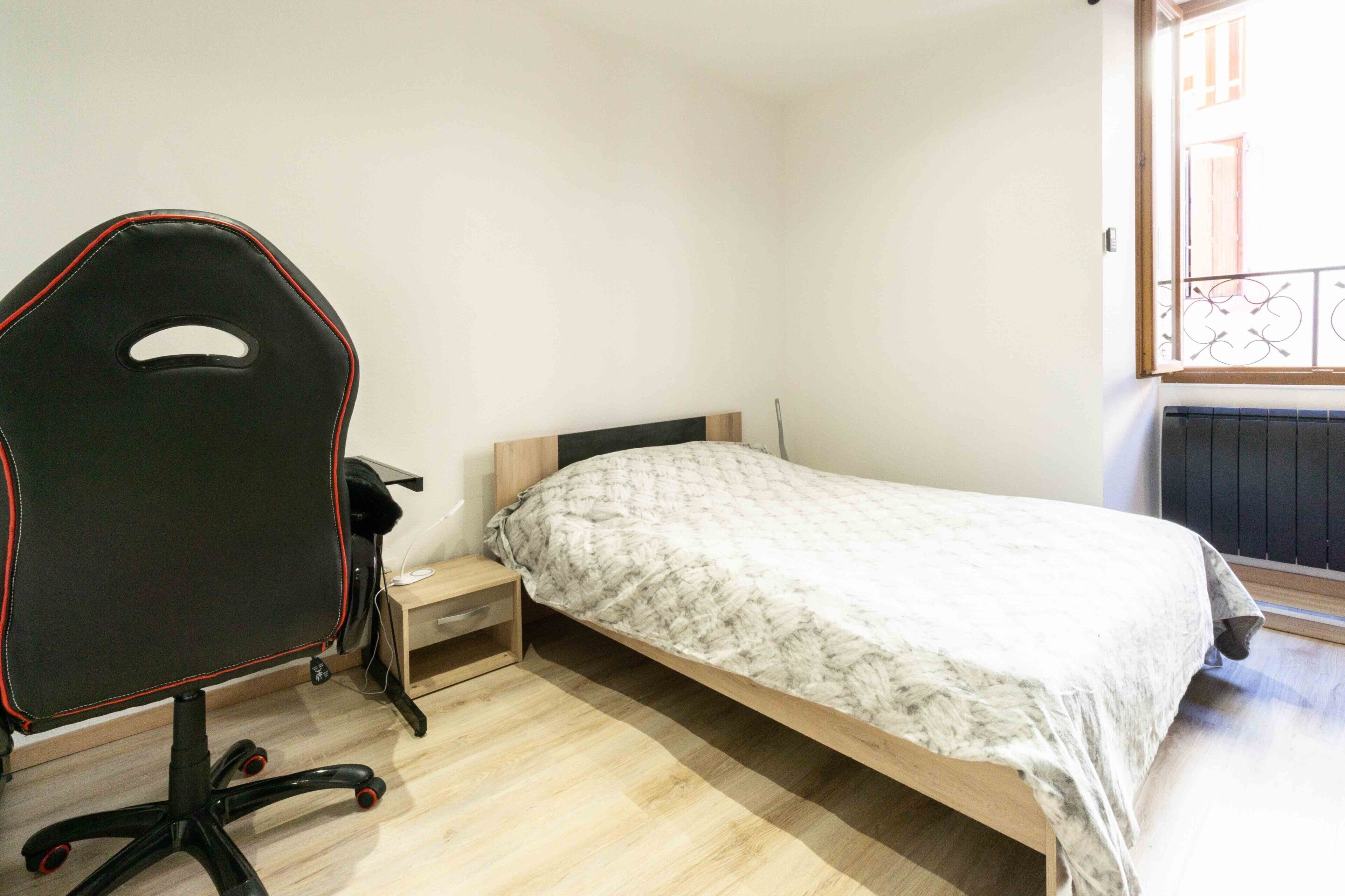 1 slaapkamer, een strijkplank/strijkijzer, gratis wifi, beddengoed