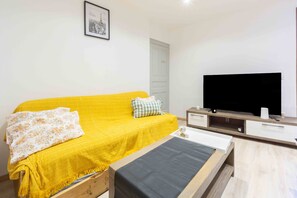 TV - Apartment "Saint Antoine En Montagne" with Private Terrace & Wi-Fi (SAINT-JEAN-DE MAURIENNE)