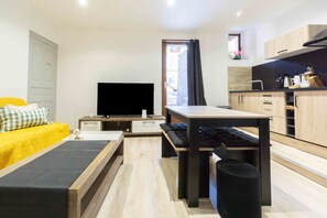 TV - Apartment "Saint Antoine En Montagne" with Private Terrace & Wi-Fi (SAINT-JEAN-DE MAURIENNE)