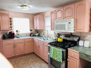 Kjøleskap, mikrobølgeovn, ovn og kokeplater