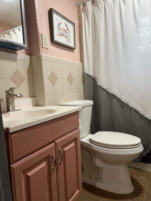 Hair dryer, towels - Bright 3BR, Dog Friendly, Fenced Yard, FSU & Downtown (Tallahassee)