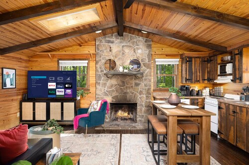 Cozy Cabin w/Hot Tub: Fall Foliage Near Shenandoah