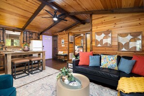 Una Smart TV, una chimenea