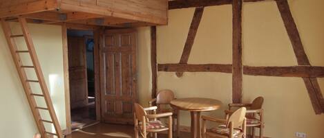 2 عدّة غرف نوم وسرير سفر وواي فاي وملاءات أسرّة