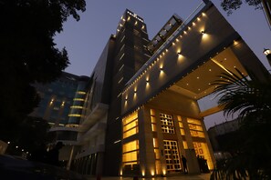 Vista frontal de la propiedad