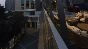 Un bâtiment moderne sur lequel on peut voir une enseigne bien visible avec le mot « PRISTINE ».