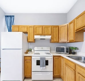 Frigorifero, microonde, forno, piano cottura