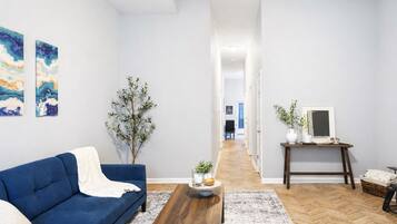 Smart-TV, Tischfußball, Tischtennisplatte