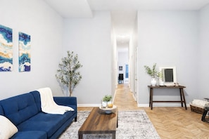 Smart TV, tavolo da calcetto, tavolo da ping pong