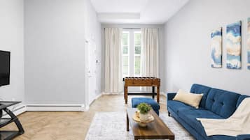 Smart-TV, Tischfußball, Tischtennisplatte