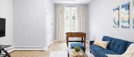 Smart TV, futbolito y tenis de mesa