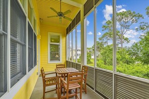 屋外ダイニングエリア