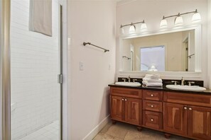 Shower, hair dryer, towels - Welcome to Good Day Sunshine! (St. George Island)
