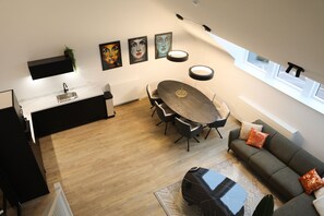 Un espacio de estar moderno con cocina, comedor y zona de descanso.
