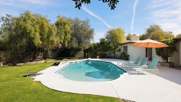 Beheizter Pool, Liegestühle