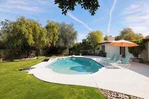 A heated pool, sun loungers - The Palmcroft by LuxeKey | Unique Maximalist Home w/Pool & Casita (Paradise Valley)