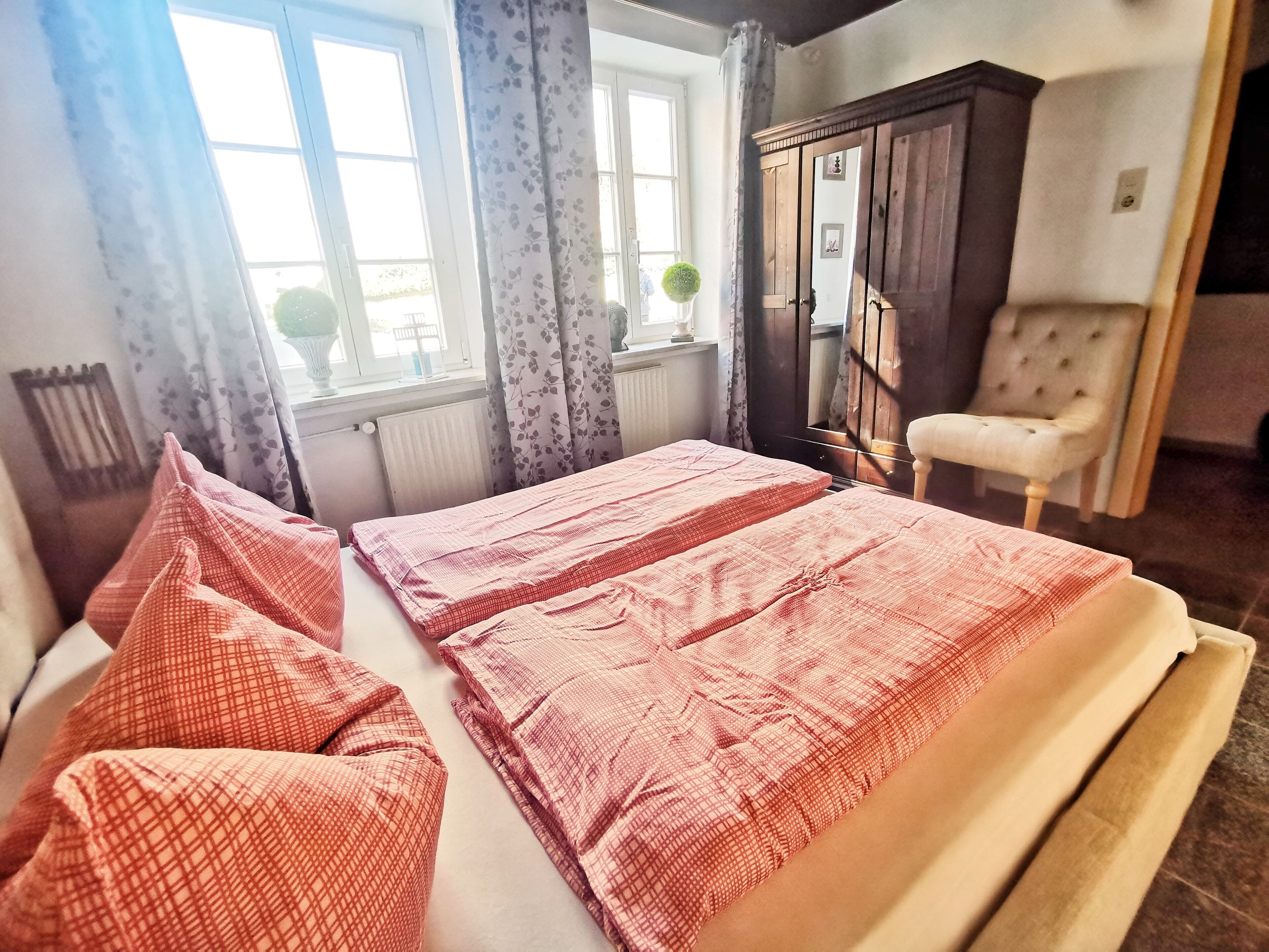 2 bedrooms, travel crib, free WiFi, bed sheets