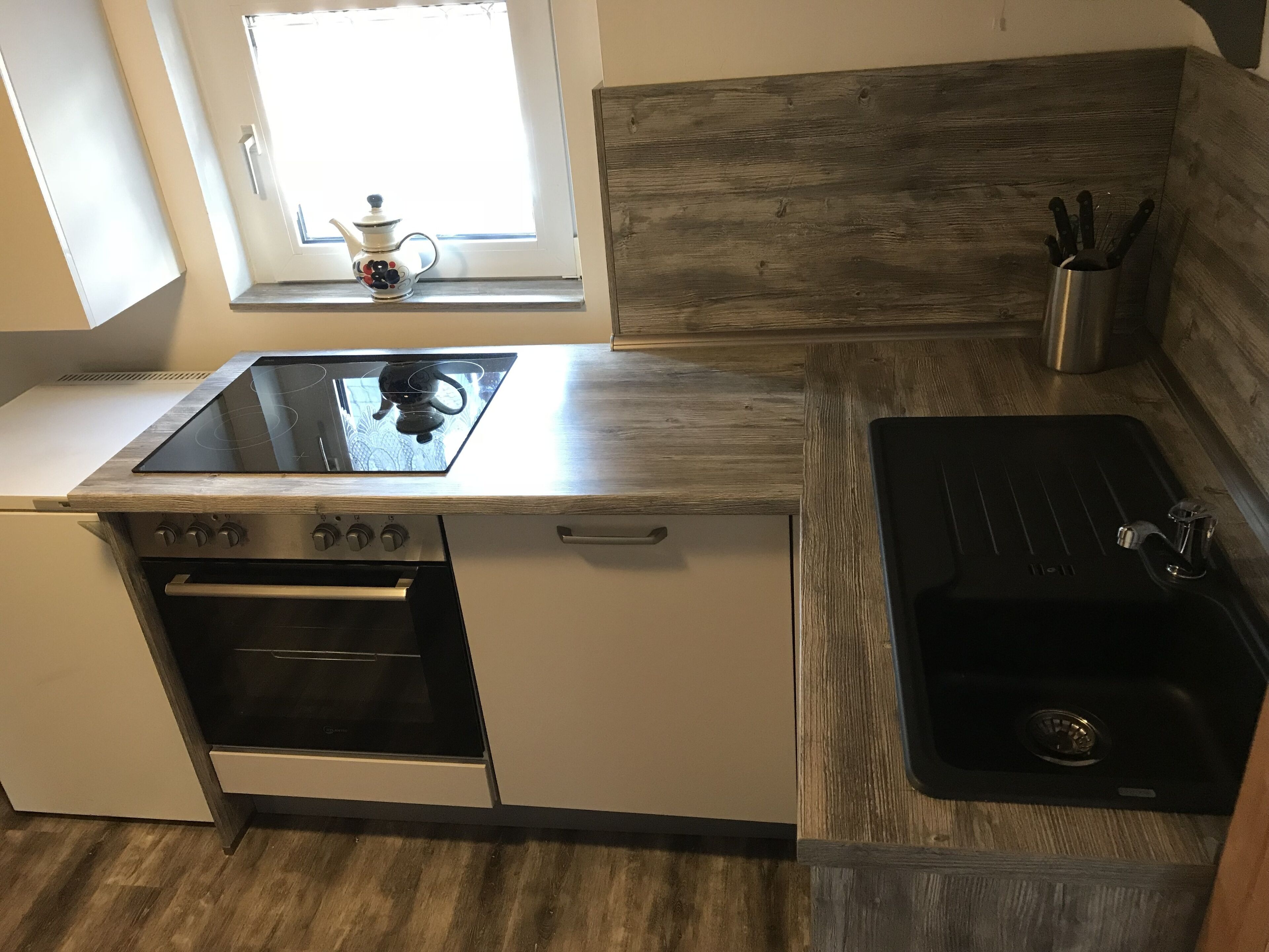 冷蔵庫、電子レンジ、オーブン、コンロ