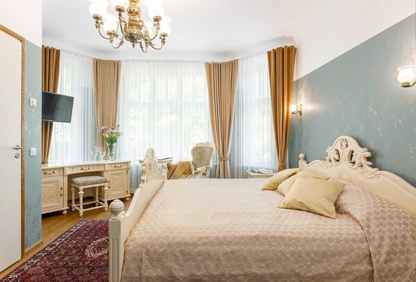 7 bedrooms, WiFi, bed sheets