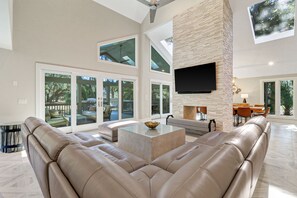 Smart-TV, fotballspill og bordtennis