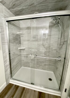 Shower, hair dryer, towels, soap - Steps to private beach in Gated Sawgrass Community! Renovated Condo. (Ponte Vedra Beach)