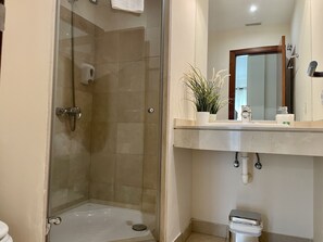 Badewanne, Haartrockner, Handtücher