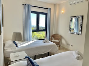 3 chambres, fer et planche à repasser, accès au Wi-Fi (inclus)