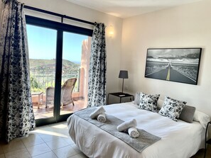 3 slaapkamers, een strijkplank/strijkijzer, gratis wifi, beddengoed