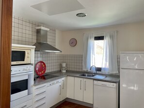 ثلاجة، ميكروويف، فرن، غسالة أطباق