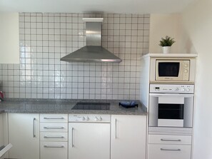 Jääkaappi, mikroaaltouuni, uuni, astianpesukone