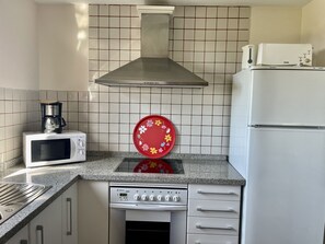 Een koelkast, een magnetron, een oven, een vaatwasser
