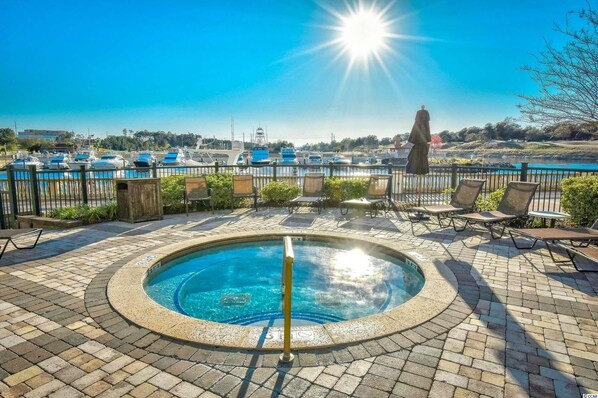 Piscina coberta, piscina climatitzada i para-sols
