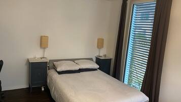 1 Schlafzimmer, Schreibtisch, Bügeleisen/Bügelbrett, Reisekinderbett