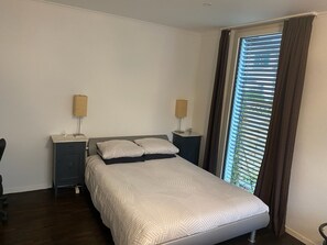 1 habitación, escritorio, tabla de planchar con plancha y cuna de viaje