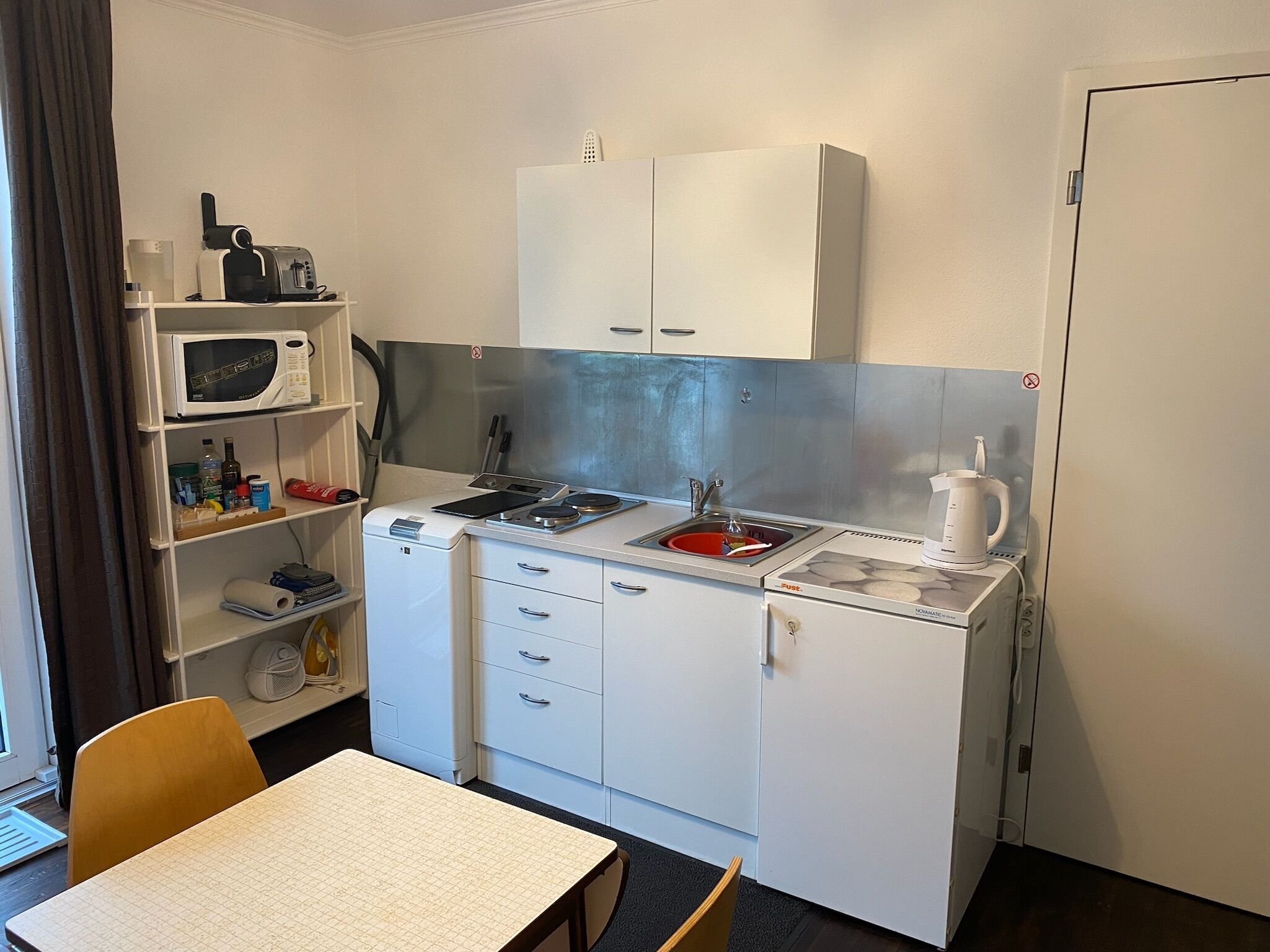 Frigorífico, microondas, placa de cocina y cafetera o tetera