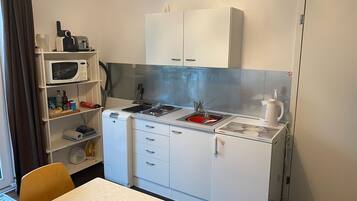 Kühlschrank, Mikrowelle, Herdplatte, Wasserkocher mit Kaffee-/Teezubehör