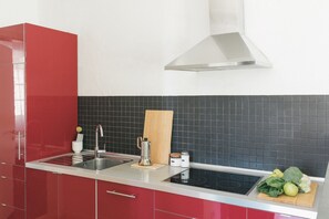 Fridge, oven, stovetop, dishwasher