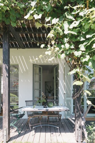 TURMVILLA EG: Terrasse mit Pergola, Kaminofen und Wasserzugang